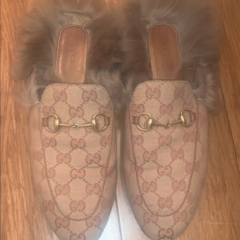 Gucci fur slides